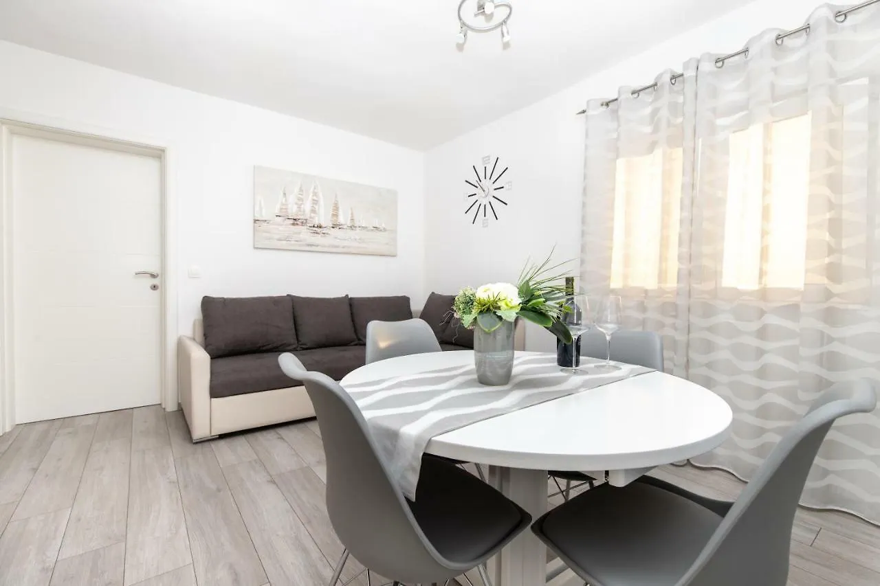 Apartman Topic contacts